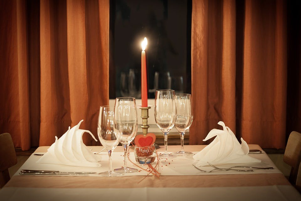 Romantyczna kolacja – co jeść, czego unikać?