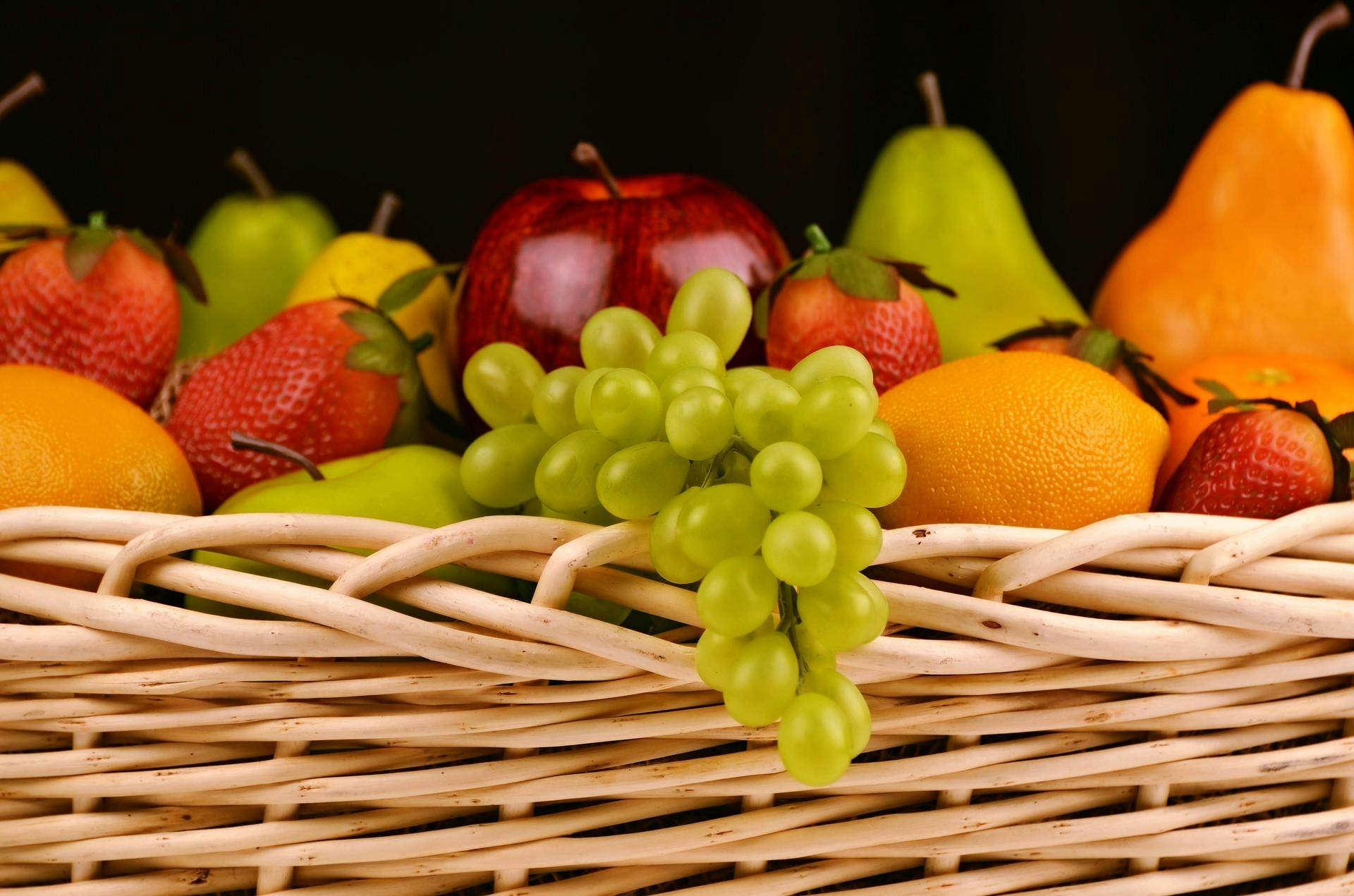 Co jeść latem? Sezonowe warzywa i owoce!
